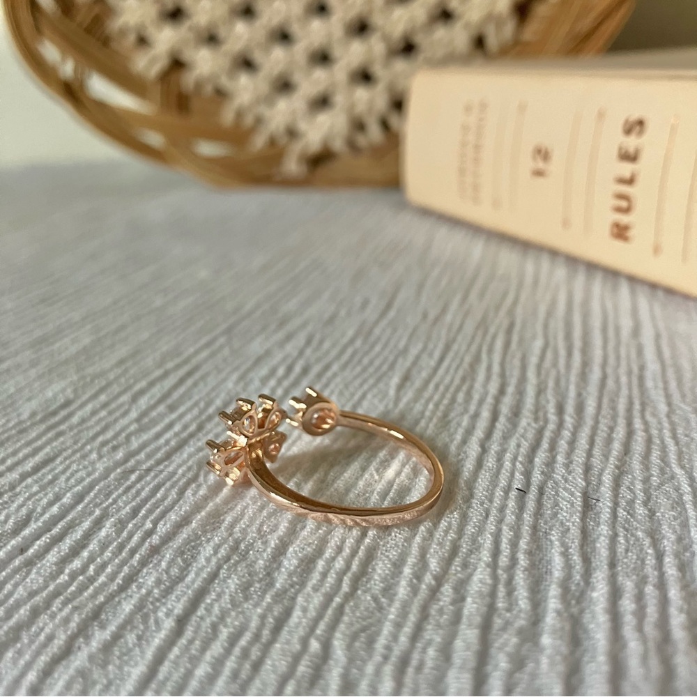 Vintage “April” Rosegold Rhinestone Floral Adjustable Ring Daisy Femme Classic - Picture 5 of 9